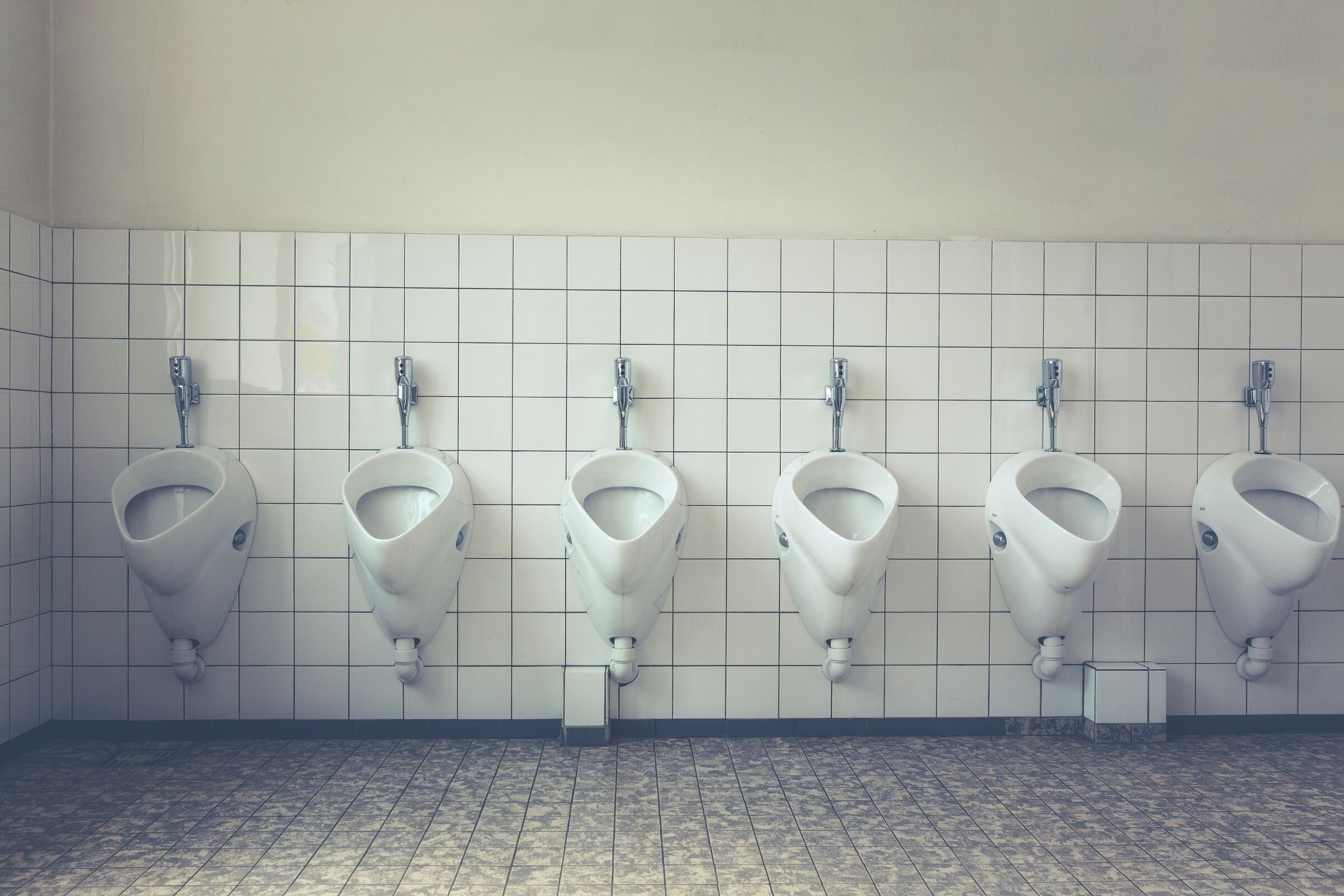 Rij urinoirs in een openbaar toilet